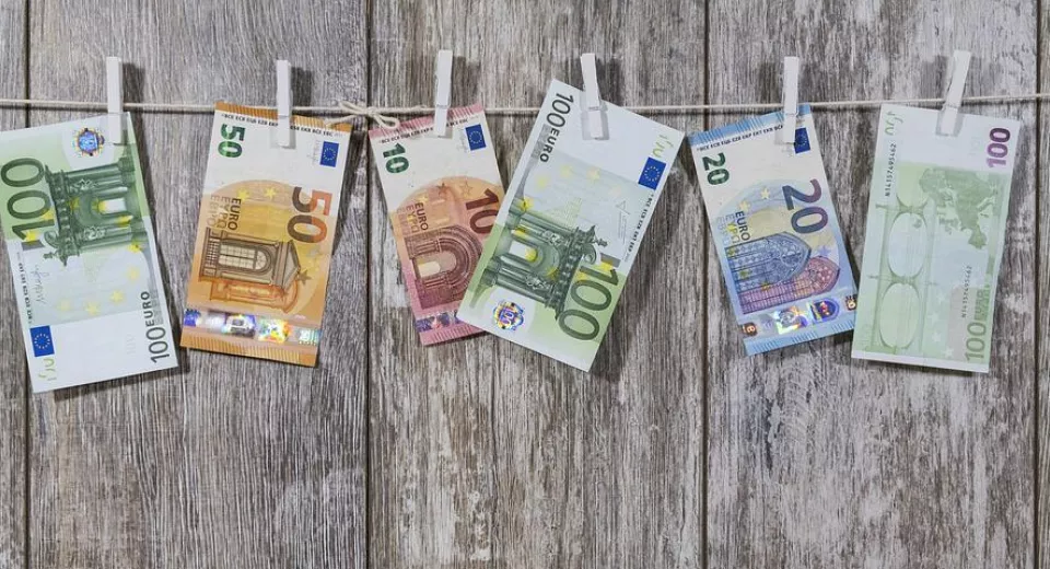 papier geld op een waslijn 