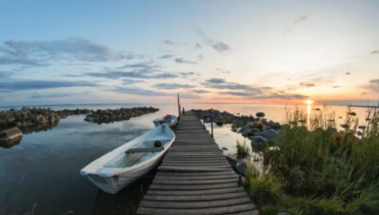 natuur met veel lucht en klein bootje