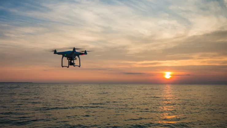 drone die vliegt over zee